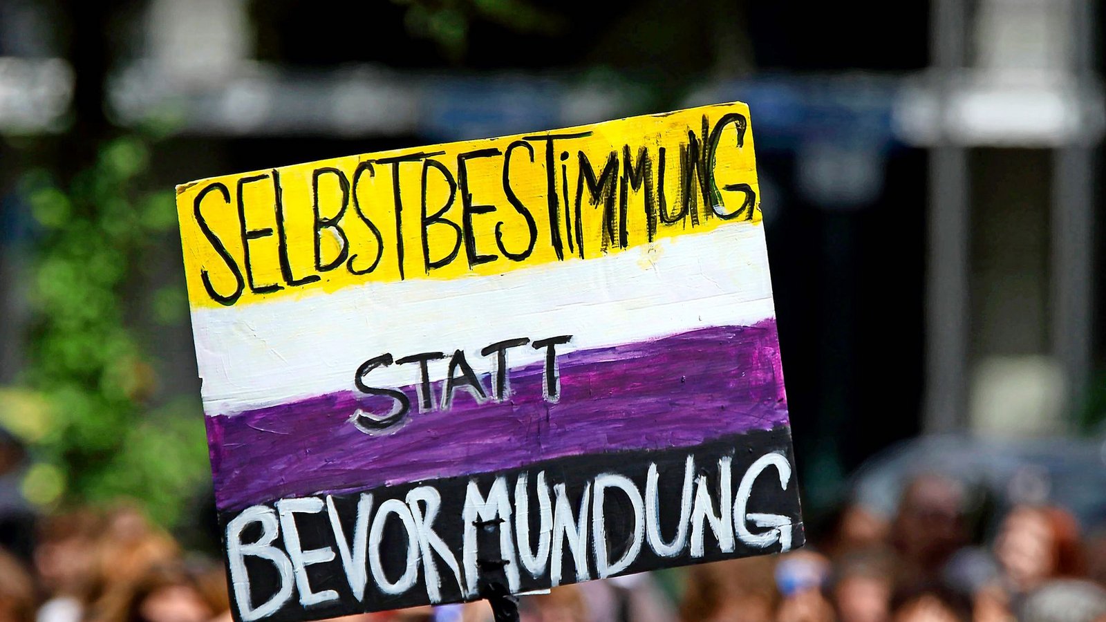 Viele nicht heteronormative Menschen fordern mehr Selbstbestimmung und mehr Freiheit.Foto: imago/Müller-Stauffenberg Viele nicht heteronormative Menschen fordern mehr Selbstbestimmung und mehr Freiheit.Foto: imago/Müller-Stauffenberg