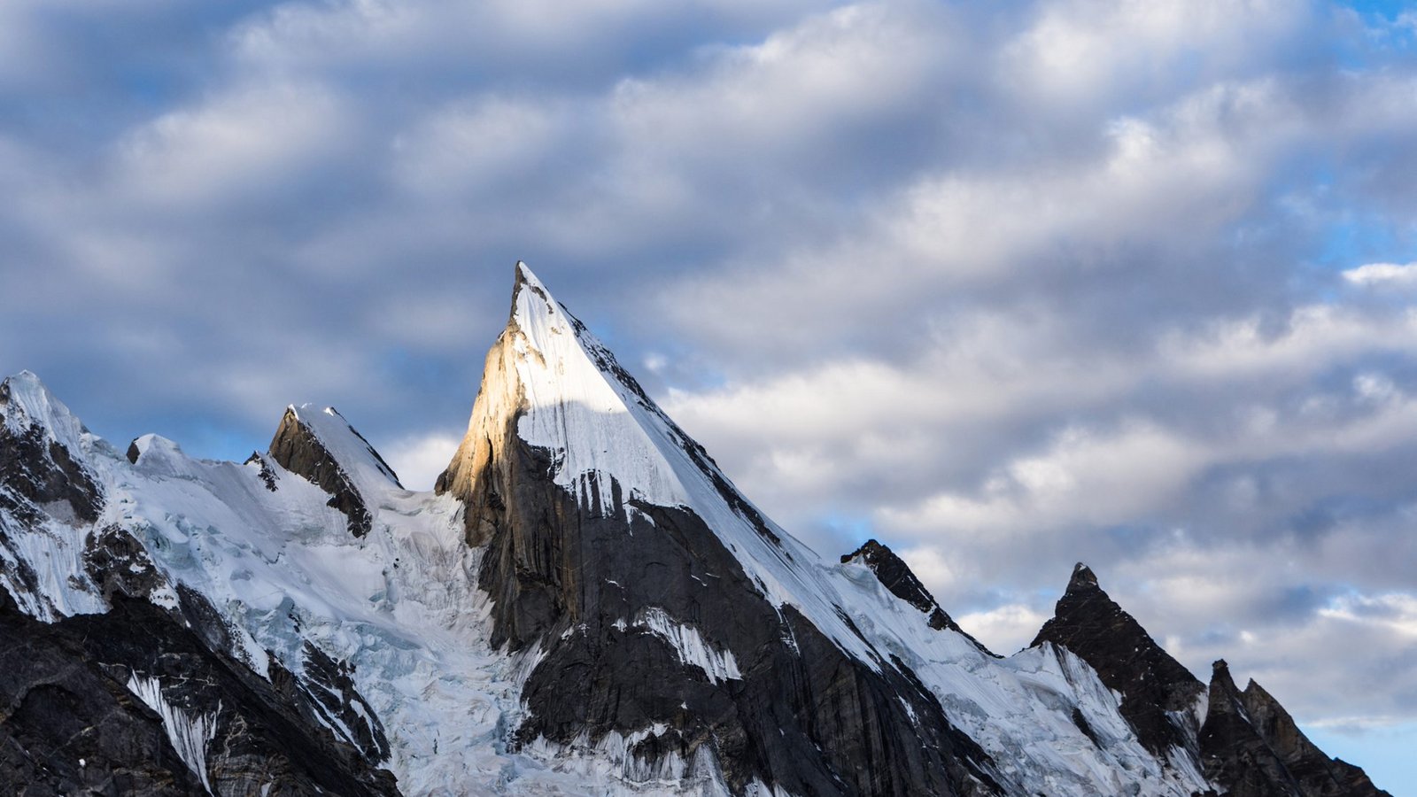 Wegen seiner formvollendeten Pyramidenform und der exponierten Lage ist der LailaPeak bei Bergsteigern aus aller Welt sehr beliebtFoto: Imago/Dreamstime