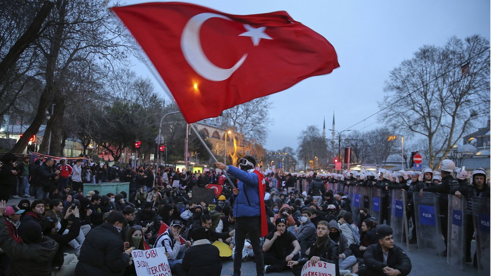 Studenten nehmen an einer Demonstration in Istanbul teil, nachdem der Bürgermeister von Istanbul, Imamoglu, festgenommen und inhaftiert wurde.Foto: dpa/AP/Huseyin Aldemir Studenten nehmen an einer Demonstration in Istanbul teil, nachdem der Bürgermeister von Istanbul, Imamoglu, festgenommen und inhaftiert wurde.Foto: dpa/AP/Huseyin Aldemir