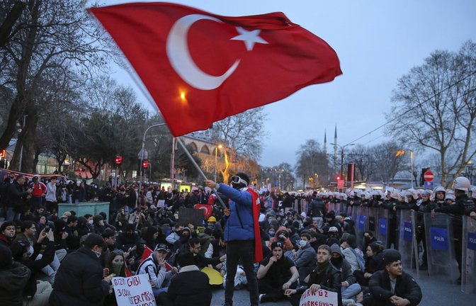 Studenten nehmen an einer Demonstration in Istanbul  teil, nachdem der Bürgermeister von Istanbul, Imamoglu, festgenommen und inhaftiert wurde.<span class='image-autor'>Foto: dpa/AP/Huseyin Aldemir</span>
