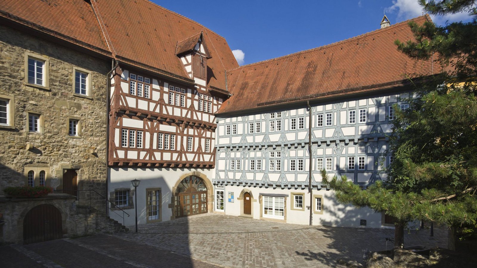 Auch mit Holz erbaut – Fachwerkschönheit in Bad Wimpfen. Mit 104 160 Euro unterstützt das Land die Instandsetzung des Alten Spitals im Landkreis Heilbronn im nördlichen Baden-Württemberg. Mit Bauteilen aus dem 13. Jahrhundert ist es eines der ältesten Bauwerke der früheren Reichsstadt. Seit 1992 sind dort das Reichsstädtische Museum und die städtische Galerie untergebracht.Foto: imago stock&people/imago stock&people Auch mit Holz erbaut – Fachwerkschönheit in Bad Wimpfen. Mit 104 160 Euro unterstützt das Land die Instandsetzung des Alten Spitals im Landkreis Heilbronn im nördlichen Baden-Württemberg. Mit Bauteilen aus dem 13. Jahrhundert ist es eines der ältesten Bauwerke der früheren Reichsstadt. Seit 1992 sind dort das Reichsstädtische Museum und die städtische Galerie untergebracht.Foto: imago stock&people/imago stock&people