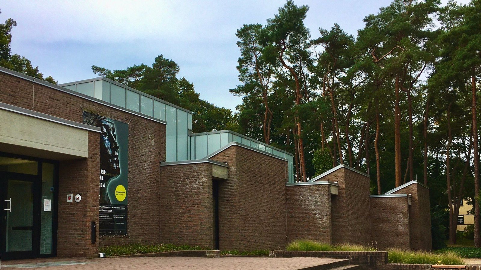 Kaum rechte Winkel im Kaffee Worpswede, umso erstaunlich sachlicher hingegen das Museum „Große Kunstschau“.Foto: &nbsp;