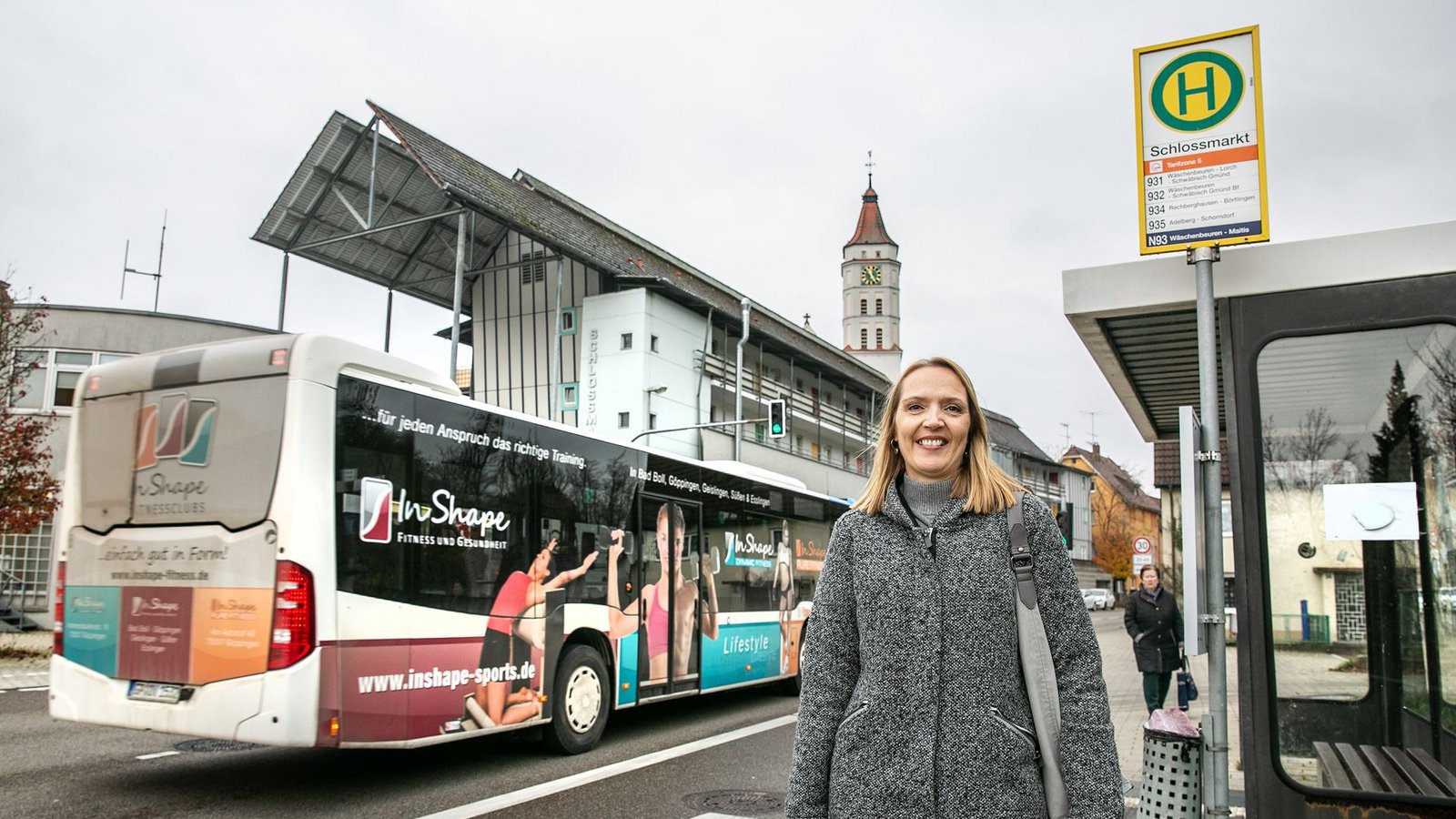 Pia Kröhnert auf dem Weg nach der Arbeit nach Hause – mit dem Bus auch abseits der ganz großen Pendlerstrecken.Foto: Ines Rudel/Ines Rudel