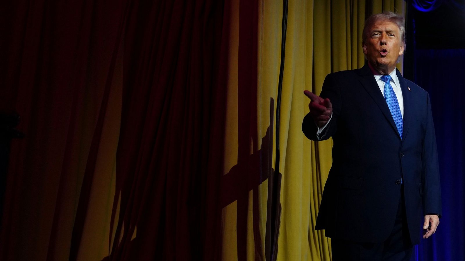 Trump sieht die Schuld für den Angriff auf das Frachtschiff beim Iran - und spricht von einem Verstoß gegen die vereinbarte Waffenruhe.Foto: Julia Demaree Nikhinson/AP/dpa Trump sieht die Schuld für den Angriff auf das Frachtschiff beim Iran - und spricht von einem Verstoß gegen die vereinbarte Waffenruhe.Foto: Julia Demaree Nikhinson/AP/dpa