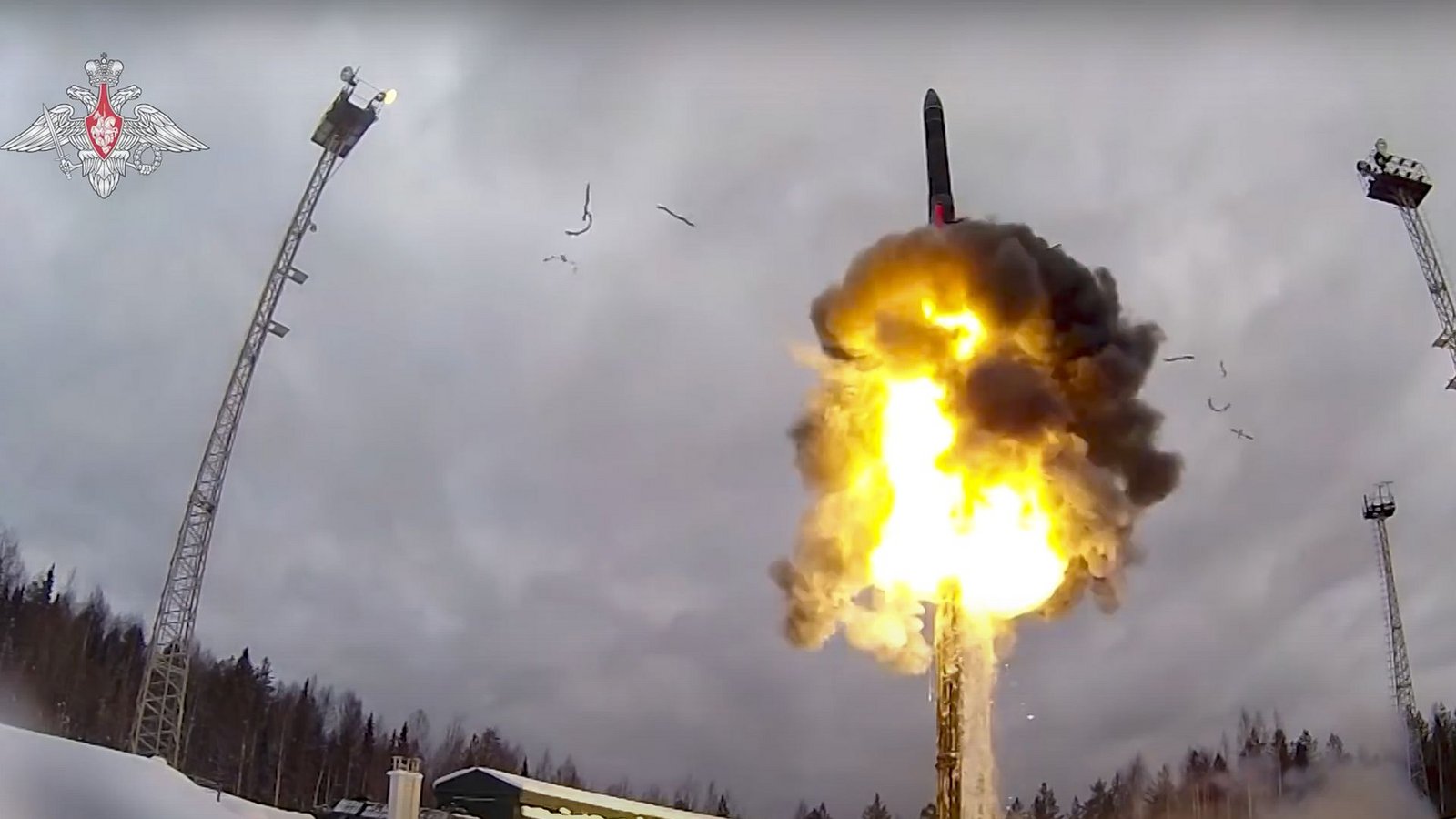 Dieses am 19. Februar 2022 vom Pressedienst des russischen Verteidigungsministeriums veröffentlichte Videostandbild zeigt den Start einer ballistischen Interkontinentalrakete vom Typ „Yars“ von einem Flugplatz aus während einer militärischen Übung.Foto: Uncredited/Russian Defense Ministry Press Service/AP/dpa Dieses am 19. Februar 2022 vom Pressedienst des russischen Verteidigungsministeriums veröffentlichte Videostandbild zeigt den Start einer ballistischen Interkontinentalrakete vom Typ „Yars“ von einem Flugplatz aus während einer militärischen Übung.Foto: Uncredited/Russian Defense Ministry Press Service/AP/dpa