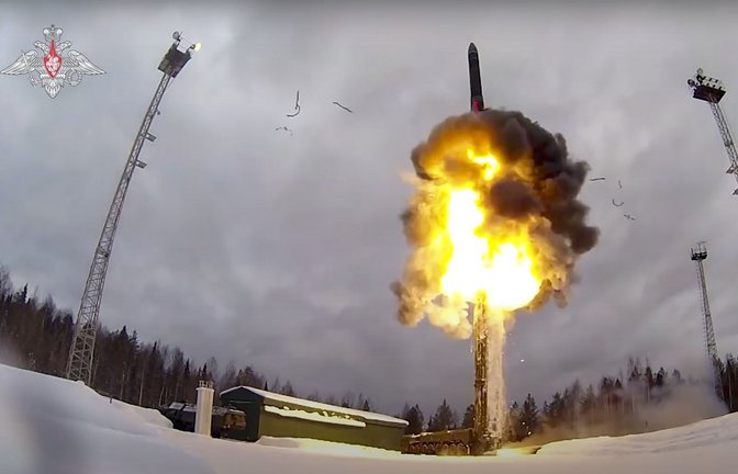 Dieses am 19. Februar 2022 vom Pressedienst des russischen Verteidigungsministeriums  veröffentlichte  Videostandbild zeigt den Start einer ballistischen Interkontinentalrakete vom Typ „Yars“ von einem Flugplatz aus während einer militärischen Übung.<span class='image-autor'>Foto: Uncredited/Russian Defense Ministry Press Service/AP/dpa</span>