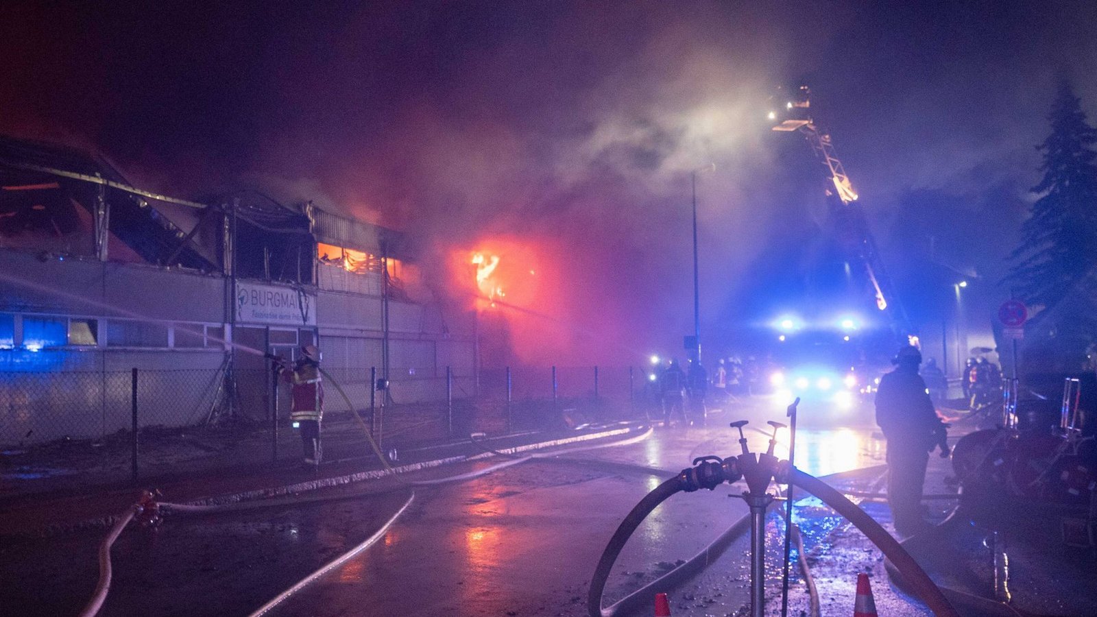Löschung des Brandes.Foto: 7aktuell.de/Alexander Hald Löschung des Brandes.Foto: 7aktuell.de/Alexander Hald