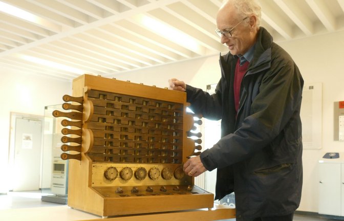 Professor Klaeren erklärt Wilhelm Schickards mechanische Rechenmaschine<span class='image-autor'>Foto: Torsten Schöll</span>