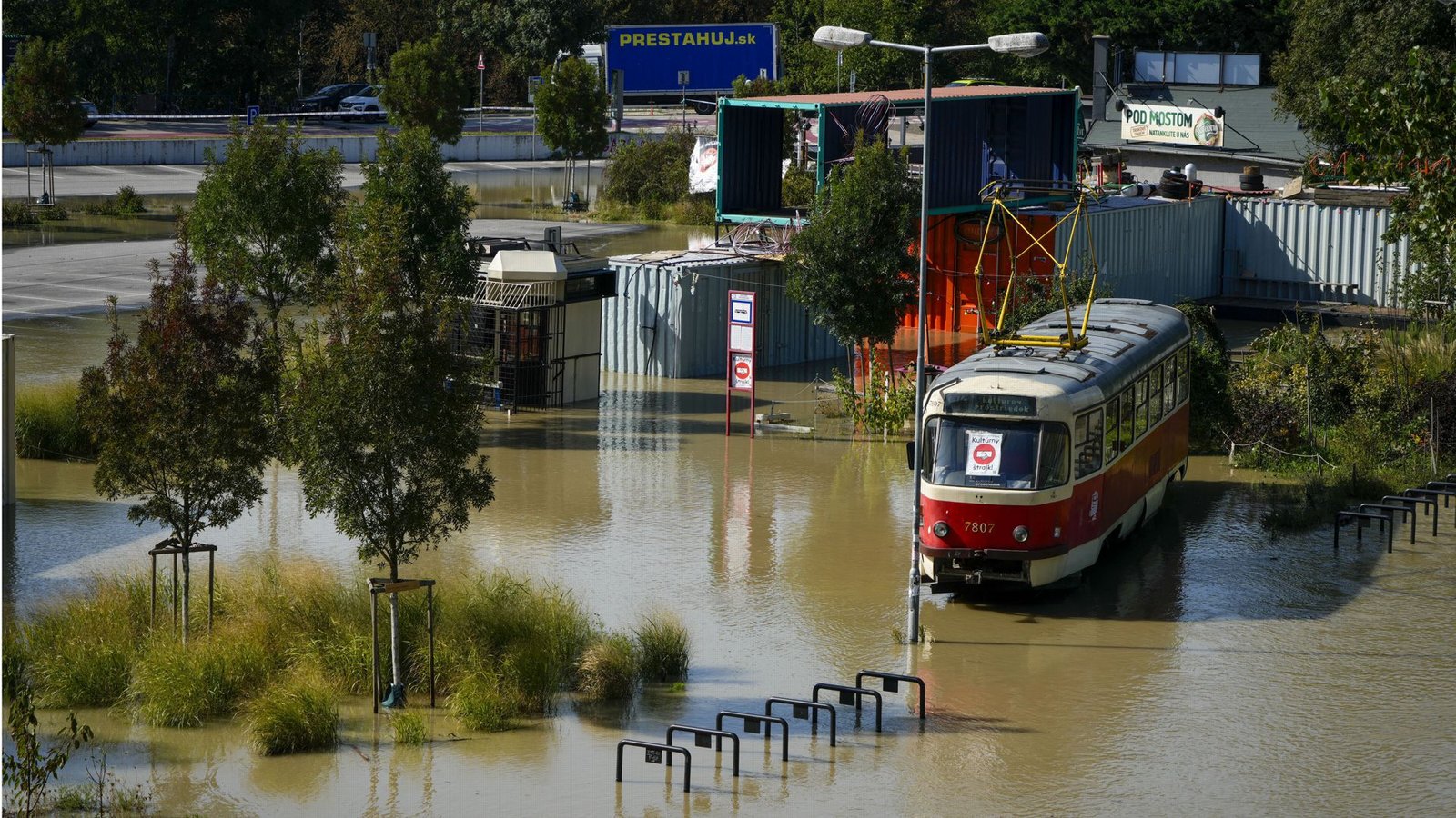 In der Slowakei hat das Hochwasser ganze Landstrich überflutet. Im Europaparlament in Straßburg wird Hilfe für die Opfer der Flut gefordert.Foto: dpa/Darko Bandic