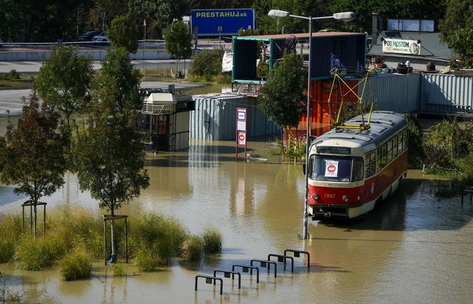 In der Slowakei hat das Hochwasser ganze Landstrich überflutet. Im Europaparlament in Straßburg wird Hilfe für die Opfer der Flut gefordert.<span class='image-autor'>Foto: dpa/Darko Bandic</span>