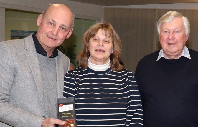 Doris Öhler und Richard Schweininger bedankten sich bei Frank Kontermann von der Sozialstation (links) für die gute Zusammenarbeit.  <span class='image-autor'>Foto: Gergen</span>