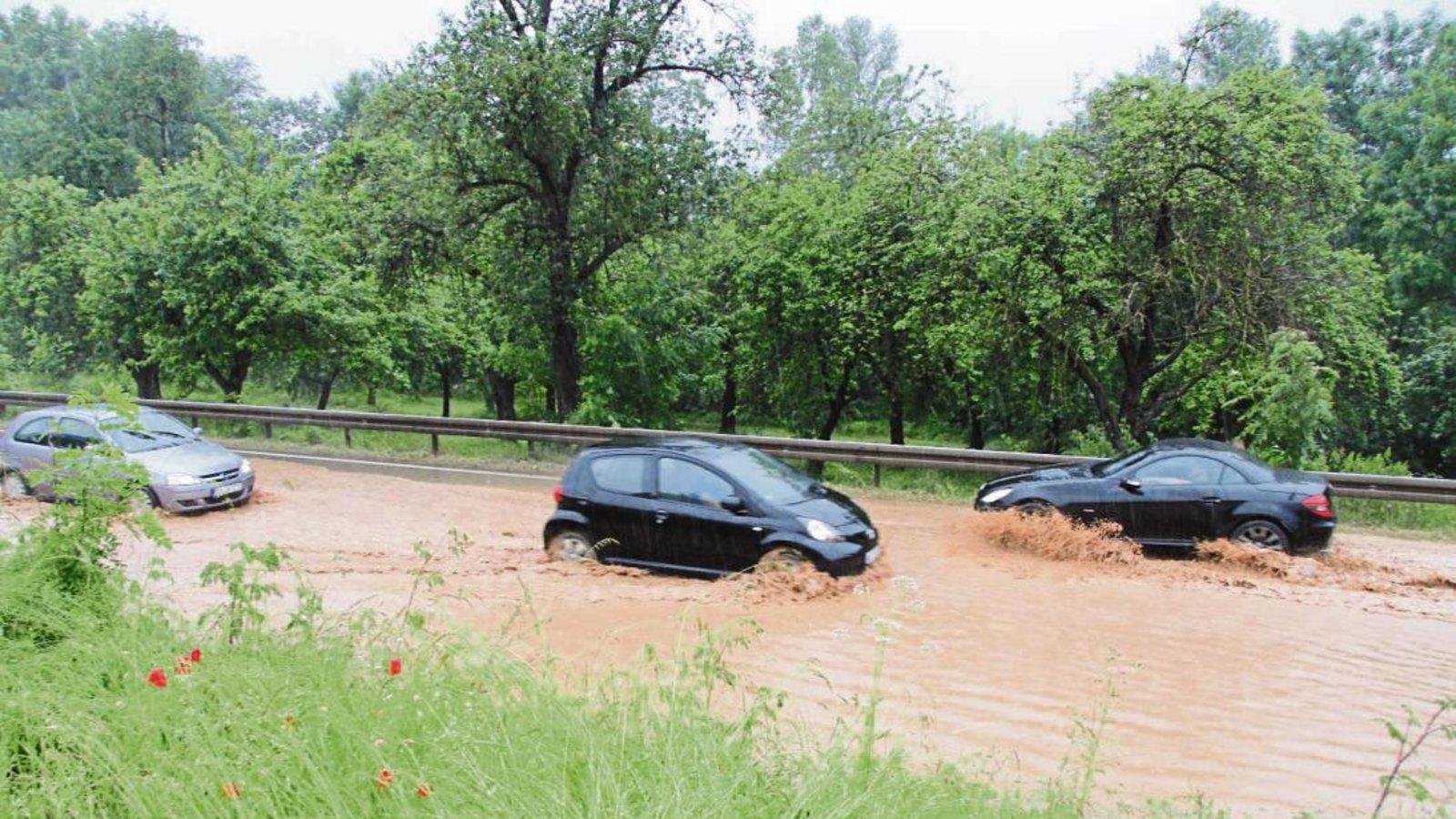 Unser Bild zeigt nicht die Überschwemmung durch die Dürre Enz. Doch durch die Regenfälle am 8. Juni war auch die Kreisstraße zwischen Oberriexingen und Unterriexingen überflutet worden. Foto: Banholzer Unser Bild zeigt nicht die Überschwemmung durch die Dürre Enz. Doch durch die Regenfälle am 8. Juni war auch die Kreisstraße zwischen Oberriexingen und Unterriexingen überflutet worden. Foto: Banholzer