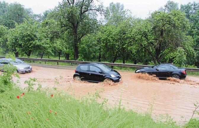 Unser Bild zeigt nicht die Überschwemmung durch die Dürre Enz. Doch durch die Regenfälle am 8. Juni war auch die Kreisstraße zwischen Oberriexingen und Unterriexingen überflutet worden.  Foto: Banholzer