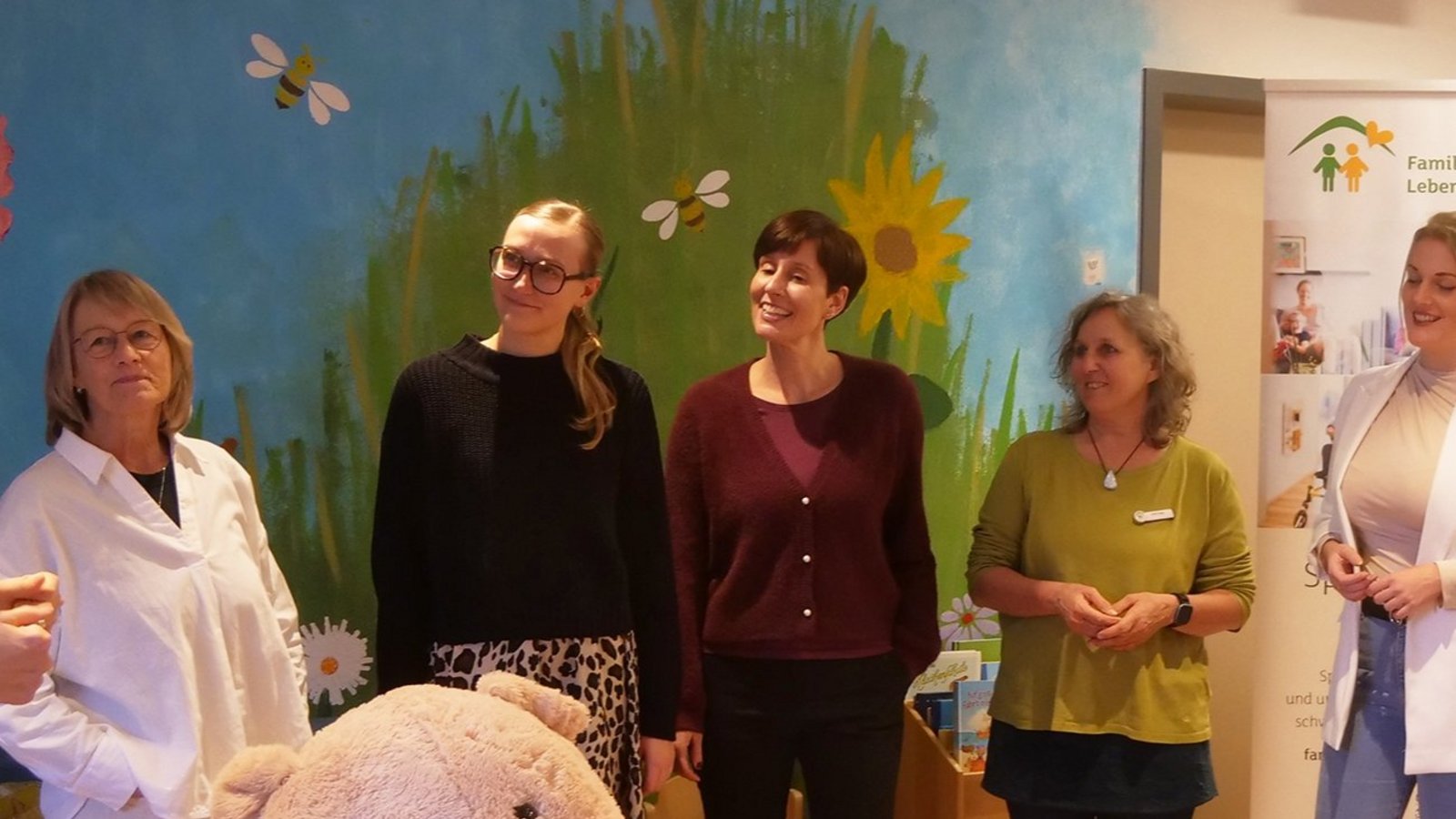 Gemeinsam im Einsatz für die Familienherberge Lebensweg in Schützingen (von links): Andrea Kienzle, Karin Eckstein, Amelie Knaus, Barbara Chiumento, Silke Faigle, Fee-Freya Gackenheimer, Claudia Diwald und Stefan Strohmeier. Foto: Friedrich