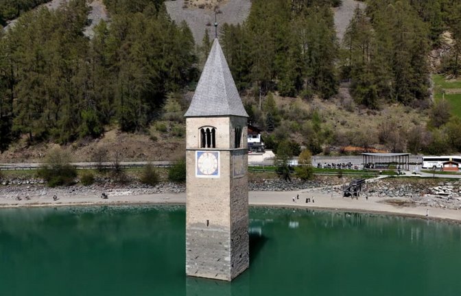 Einer der beliebtesten Wege nach Südtirol: Charakteristische Kirche im Stausee am Reschenpass.<span class='image-autor'>IMAGO/Ulrich Wagner</span>