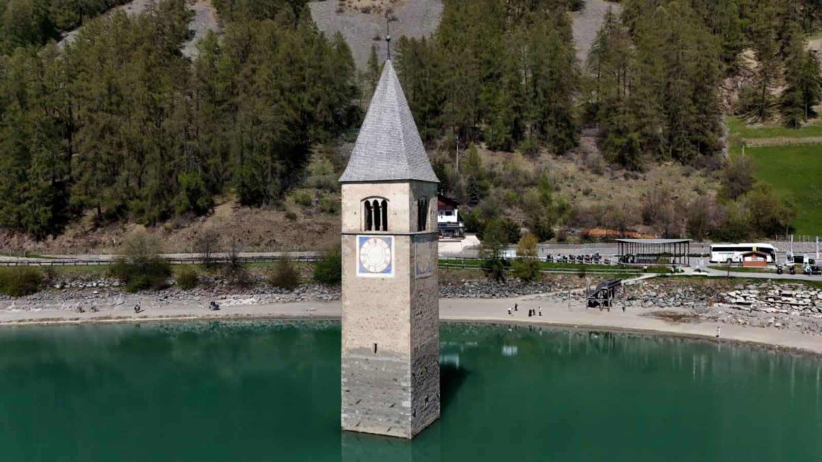 Einer der beliebtesten Wege nach Südtirol: Charakteristische Kirche im Stausee am Reschenpass.IMAGO/Ulrich Wagner Einer der beliebtesten Wege nach Südtirol: Charakteristische Kirche im Stausee am Reschenpass.IMAGO/Ulrich Wagner