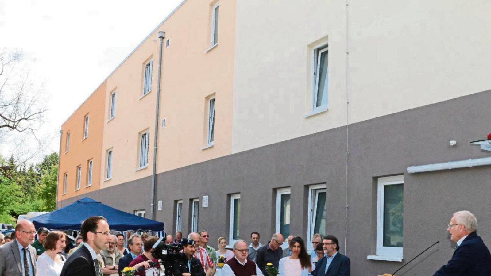 Einweihung der Gemeinschaftsunterkunft des Enzkreises gestern in Illingen. Am Rednerpult Landrat Karl Röckinger.