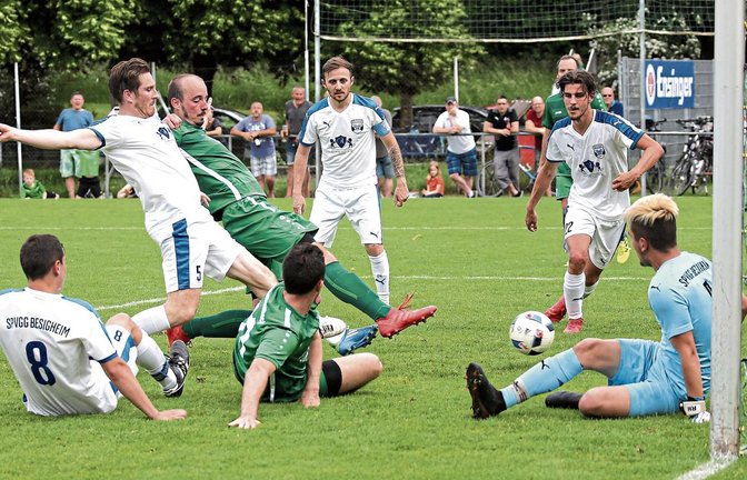 Julian Trostel (in Grün, stehend), schießt das 2:0, nachdem er den Ball an den Pfosten geköpft und Marc Hahn (am Boden) den Torwart Robin-Dean Mihojlovic angeschossen hatte.   Foto: Küppers