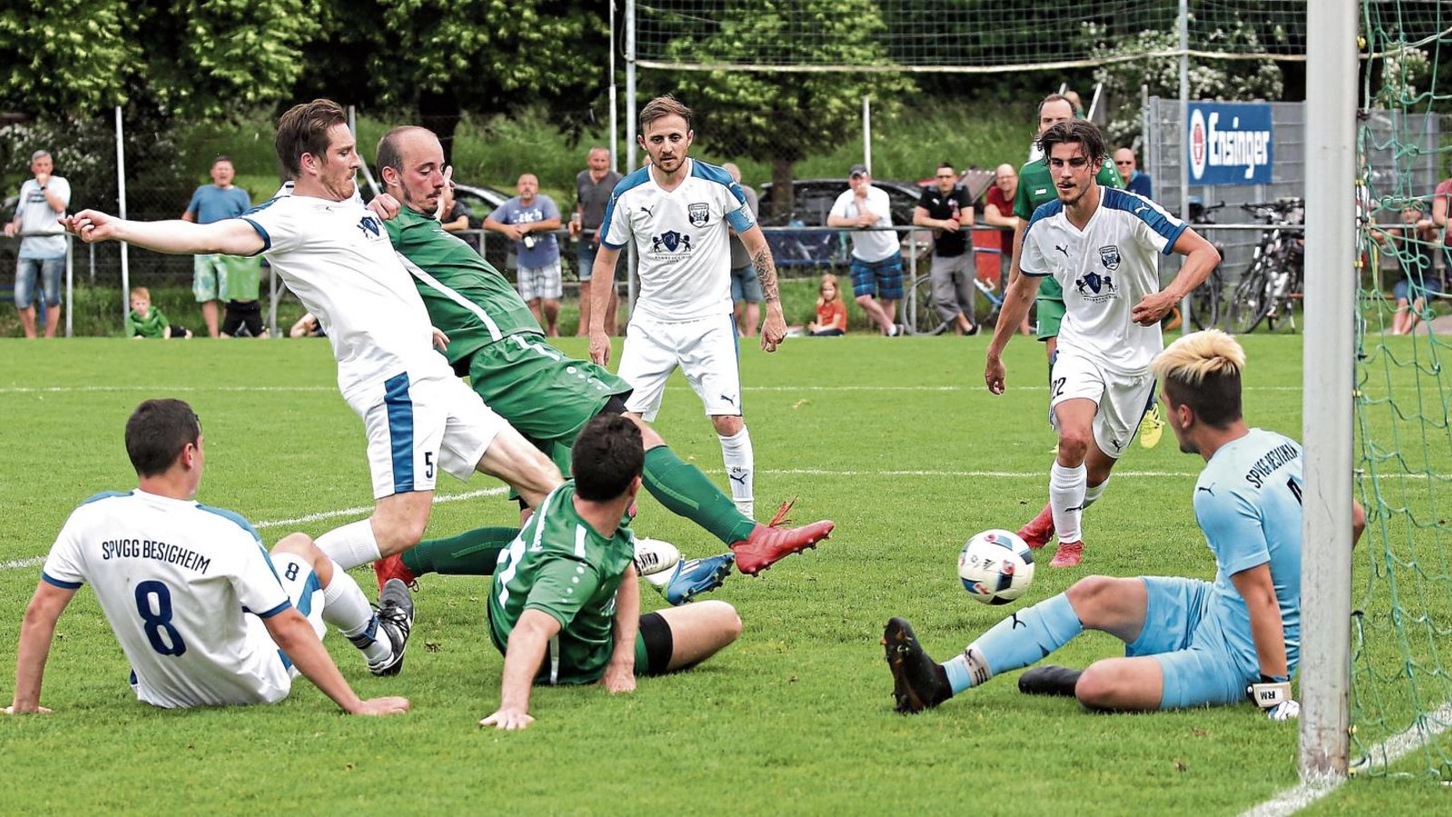 Julian Trostel (in Grün, stehend), schießt das 2:0, nachdem er den Ball an den Pfosten geköpft und Marc Hahn (am Boden) den Torwart Robin-Dean Mihojlovic angeschossen hatte. Foto: Küppers Julian Trostel (in Grün, stehend), schießt das 2:0, nachdem er den Ball an den Pfosten geköpft und Marc Hahn (am Boden) den Torwart Robin-Dean Mihojlovic angeschossen hatte. Foto: Küppers