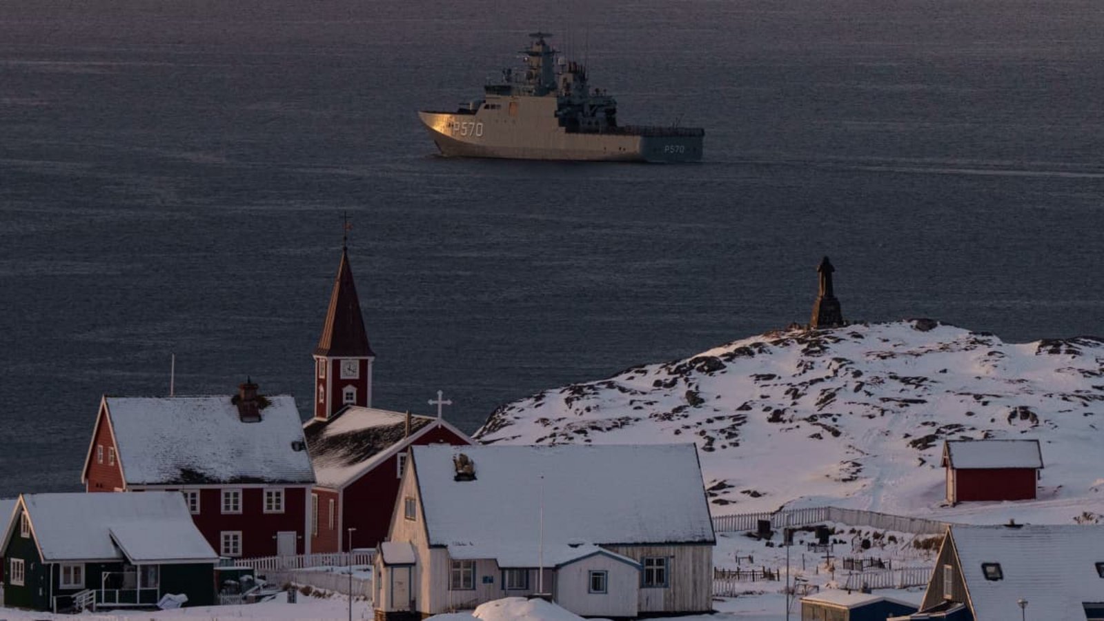 Das Militärschiff HDMS Knud Rasmussen der Königlich Dänischen Marine patrouilliert in der Nähe von Nuuk. (Archivbild)Evgeniy Maloletka/AP/dpa