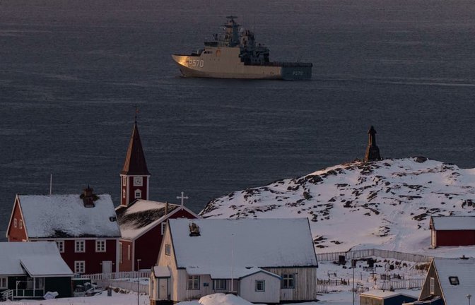 Das Militärschiff HDMS Knud Rasmussen der Königlich Dänischen Marine patrouilliert in der Nähe von Nuuk. (Archivbild)<span class='image-autor'>Evgeniy Maloletka/AP/dpa</span>