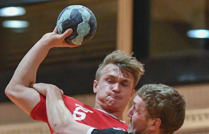 Adrian Baumann (hinten) vom HC Metter-Enz steuerte vier Treffer zum Sieg des HCME gegen die Handballregion Bottwar SG III bei, obwohl er oft hart angegangen wurde wie hier von Marcel Feil. Foto: Leitner<span class='image-autor'>Foto: Leitner</span>