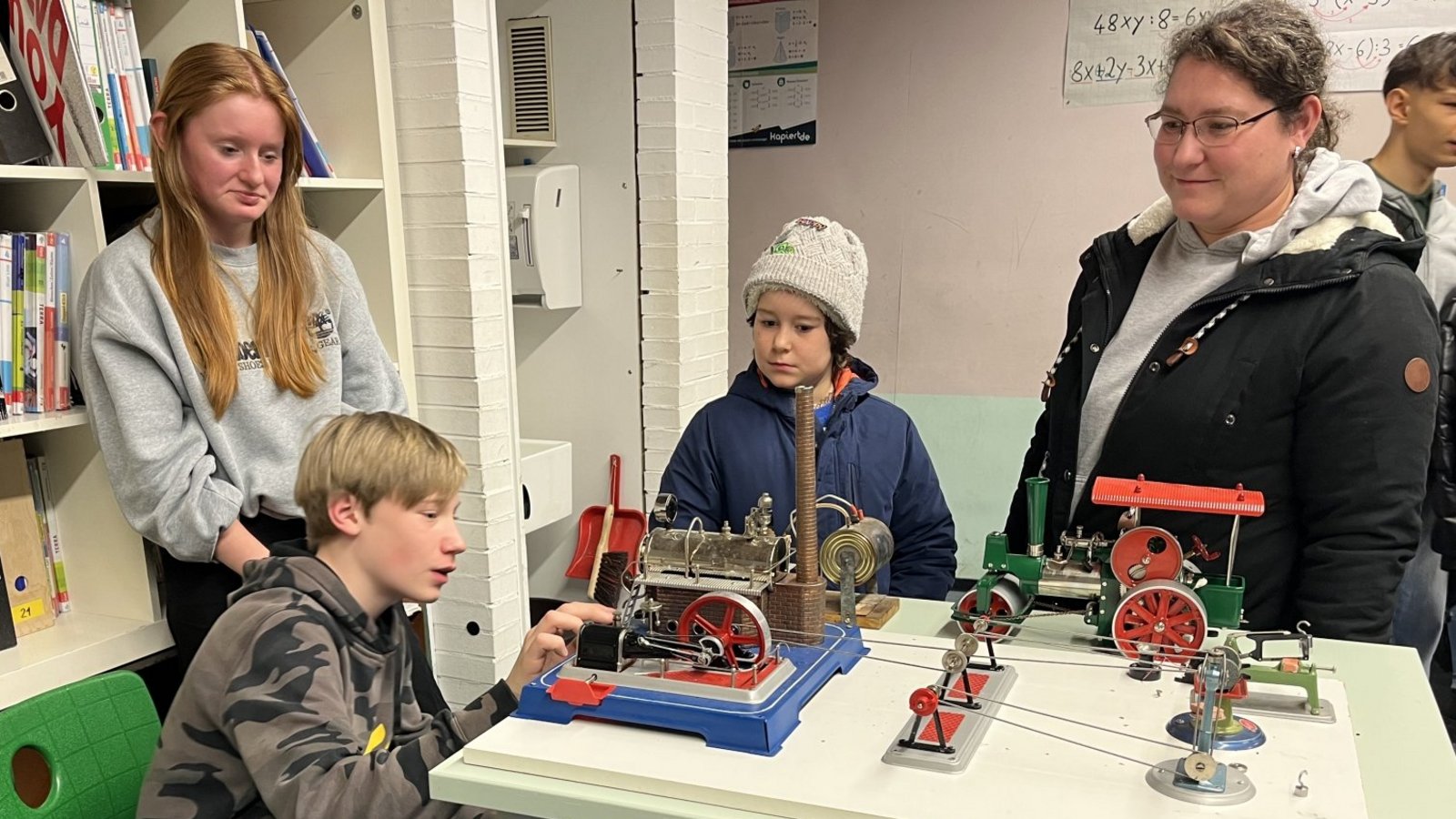 Tüfteln, experimentieren, forschen: Die Angebote der Kirbachschule stoßen beim Tag der offenen Tür auf reges Interesse.  Foto: Glemser