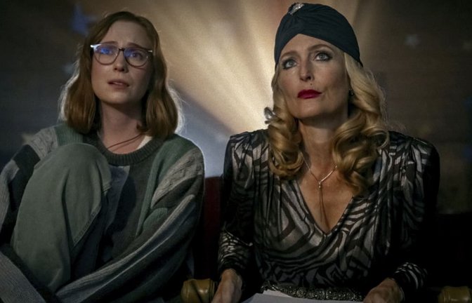 Die Filmemacherin Kris (Hannah Einbinder, li.) möchte ein Sequel des fiktiven Slasherfilms "Camp Miasma" drehen und dafür Billy Presley (Gillian Anderson), die Hauptdarstellerin von damals, gewinnen.<span class='image-autor'>epd/MUBI</span>
