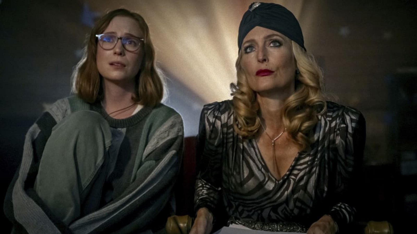 Die Filmemacherin Kris (Hannah Einbinder, li.) möchte ein Sequel des fiktiven Slasherfilms "Camp Miasma" drehen und dafür Billy Presley (Gillian Anderson), die Hauptdarstellerin von damals, gewinnen.epd/MUBI