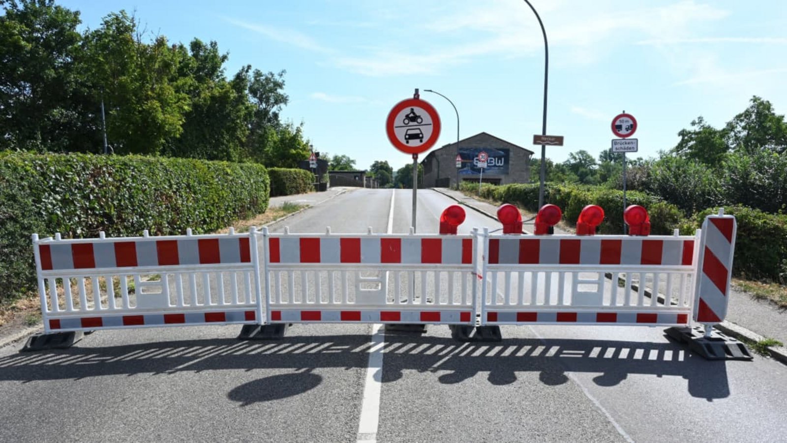 Die Neckarbrücke in Besigheim ist seit Montag gesperrt.Werner Kuhnle Die Neckarbrücke in Besigheim ist seit Montag gesperrt.Werner Kuhnle
