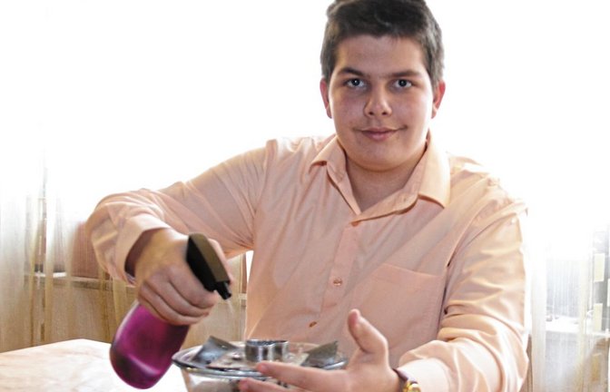 Konrad Ewerle aus Sersheim nimmt mit seinem 3D-Drucker für Eisskulpturen bei „Jugend forscht“ teil.  Foto: Romanowski