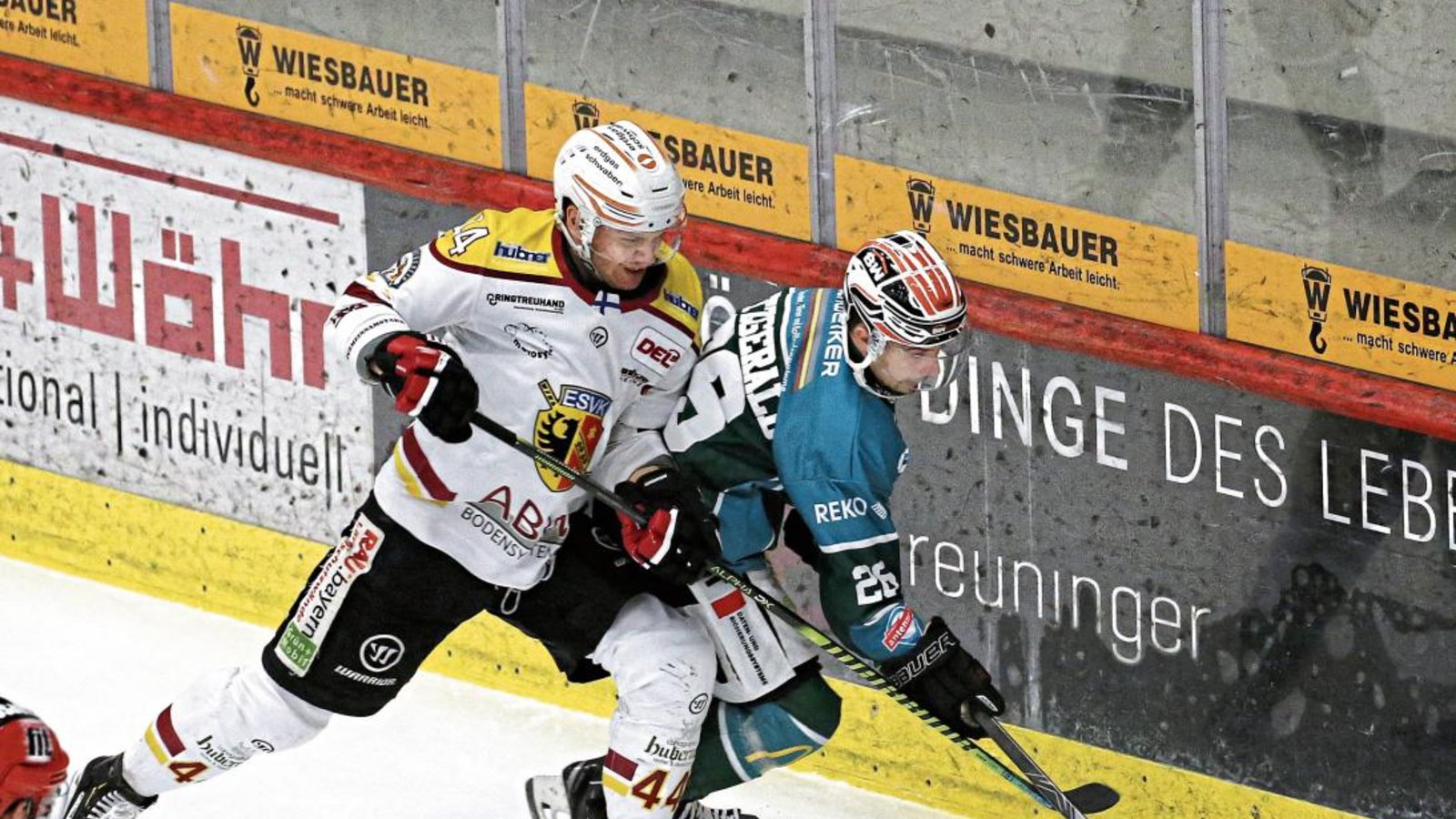 Unsanft beförderten Antti Kerälä und der ESV Kaufbeuren Myles Fitzgerald (rechts) und die Bietigheim Steelers auf den Boden der Realität und aus den Playoffs. Die Allgäuer gewannen die ersten beiden Spiele in der Best-of-three-Serie in den Pre-Playoffs. Foto: Baumann Unsanft beförderten Antti Kerälä und der ESV Kaufbeuren Myles Fitzgerald (rechts) und die Bietigheim Steelers auf den Boden der Realität und aus den Playoffs. Die Allgäuer gewannen die ersten beiden Spiele in der Best-of-three-Serie in den Pre-Playoffs. Foto: Baumann