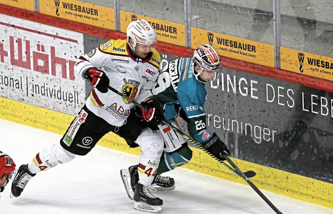 Unsanft beförderten Antti Kerälä und der ESV Kaufbeuren Myles Fitzgerald (rechts) und die Bietigheim Steelers auf den Boden der Realität und aus den Playoffs. Die Allgäuer gewannen die ersten beiden Spiele in der Best-of-three-Serie in den Pre-Playoffs. Foto: Baumann