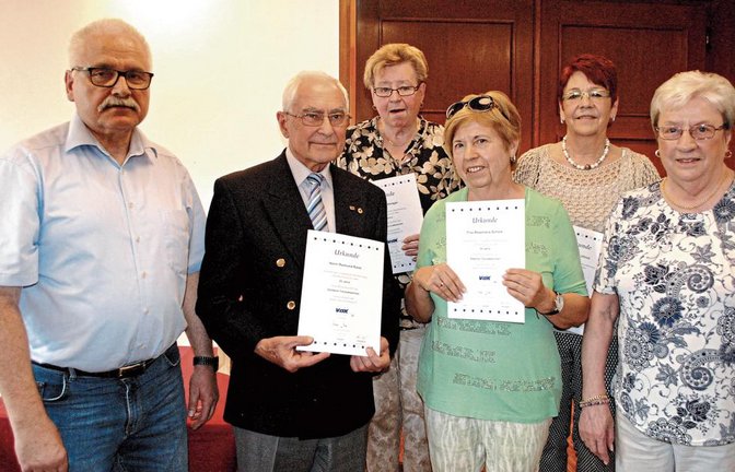 Vorsitzender Martin Schöneck (links) und Kreisverbandsvorsitzende Ingrid Benda (rechts) zeichneten Raimund Riese (von links), Helga Metzger, Rosemarie Schiele und Renate Ullrich mit Ehrennadeln aus.  Foto: Stahlfeld