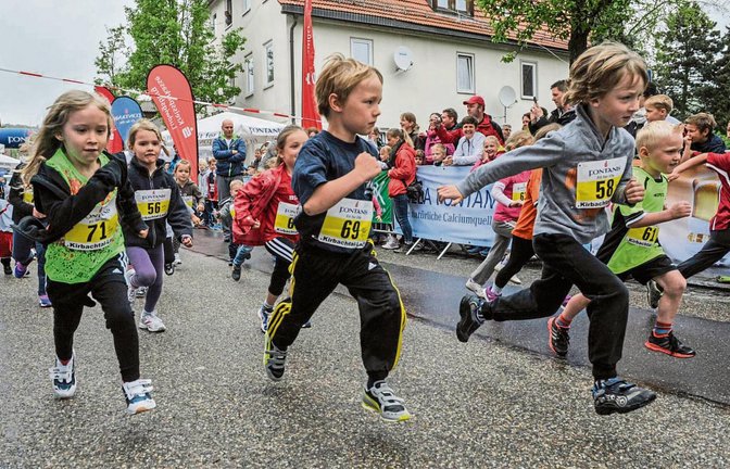 Nasser Untergrund und voller körperlicher Einsatz – in Ochsenbach sind am Sonntag auch die Bambini mit Begeisterung auf die Rennstrecke gegangen. Foto: Leitner