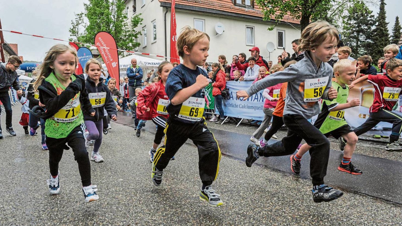 Nasser Untergrund und voller körperlicher Einsatz – in Ochsenbach sind am Sonntag auch die Bambini mit Begeisterung auf die Rennstrecke gegangen. Foto: Leitner