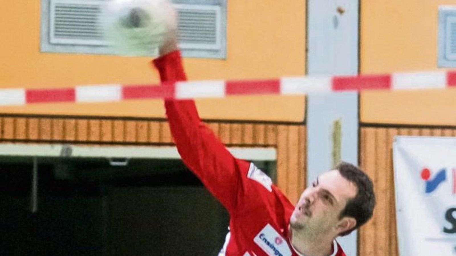 Marc Krüger konnte die Partie mit Rückenproblemen nicht zu Ende spielen. Die Erstliga-Faustballer des TV Vaihingen gewannen dennoch mit 5:1 gegen den FBC Offenburg. Foto: Simecek Marc Krüger konnte die Partie mit Rückenproblemen nicht zu Ende spielen. Die Erstliga-Faustballer des TV Vaihingen gewannen dennoch mit 5:1 gegen den FBC Offenburg. Foto: Simecek