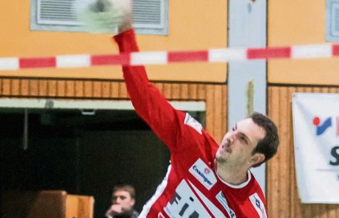 Marc Krüger konnte die Partie mit Rückenproblemen nicht zu Ende spielen. Die Erstliga-Faustballer des TV Vaihingen gewannen dennoch mit 5:1 gegen den FBC Offenburg. Foto: Simecek