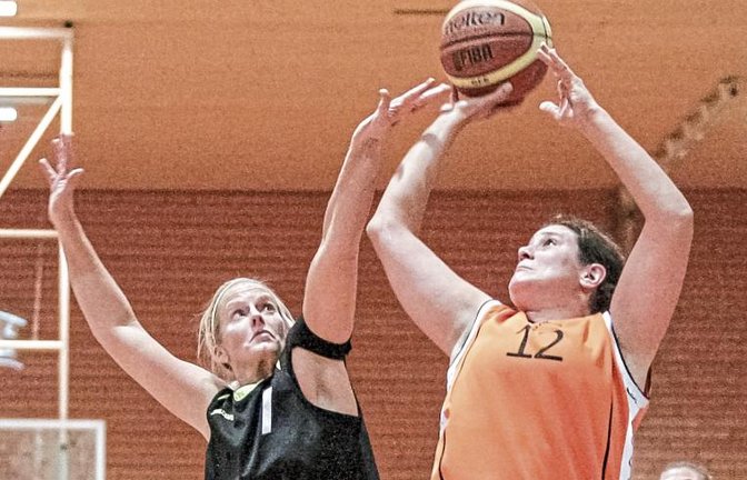 Wirft ihre Erfahrung aus der 2. Bundesliga auch in der neuen Spielzeit für die BSG Vaihingen/Sachsenheim in die Waagschale: Andrea Schneider (rechts). Foto: Simecek