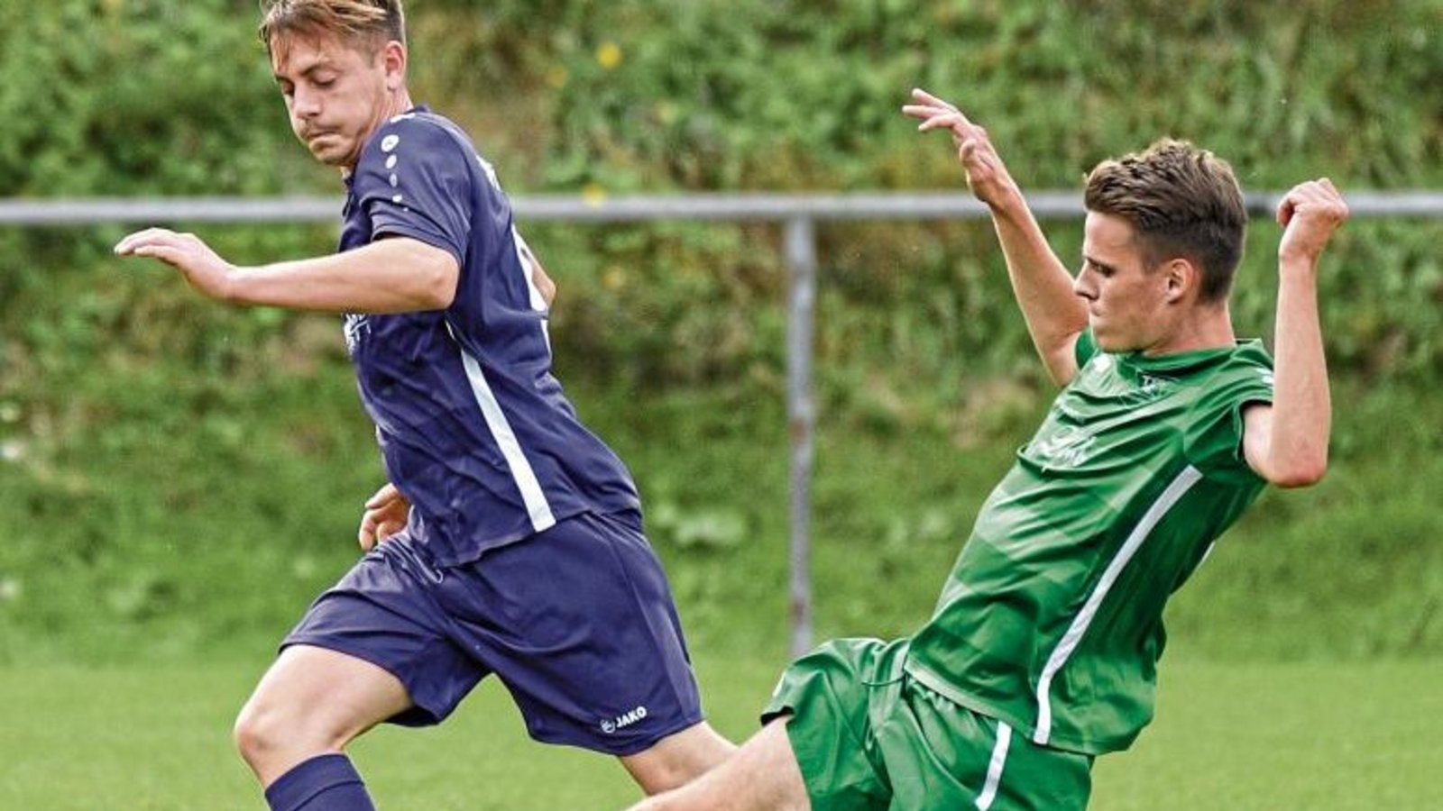Kleinglattbachs Thomas Haupt (rechts) braucht ein ganz langes Bein, um den Ball Benjamin Schwab von der SGM Roßwag/Mühlhausen vom Fuß zu spitzeln. Foto: Leitner