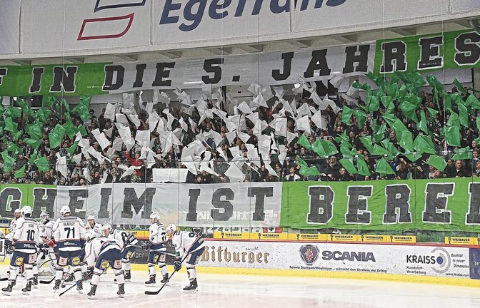 Das Salz in der Suppe in der fünften Jahreszeit im Eishockey, den Playoffs, fehlt zwar: die Zuschauer. Doch die Bietigheim Steelers sind trotz Quarantäne kurz vor Beginn des Viertelfinales gut vorbereitet auf die Löwen Frankfurt. Foto: Baumann