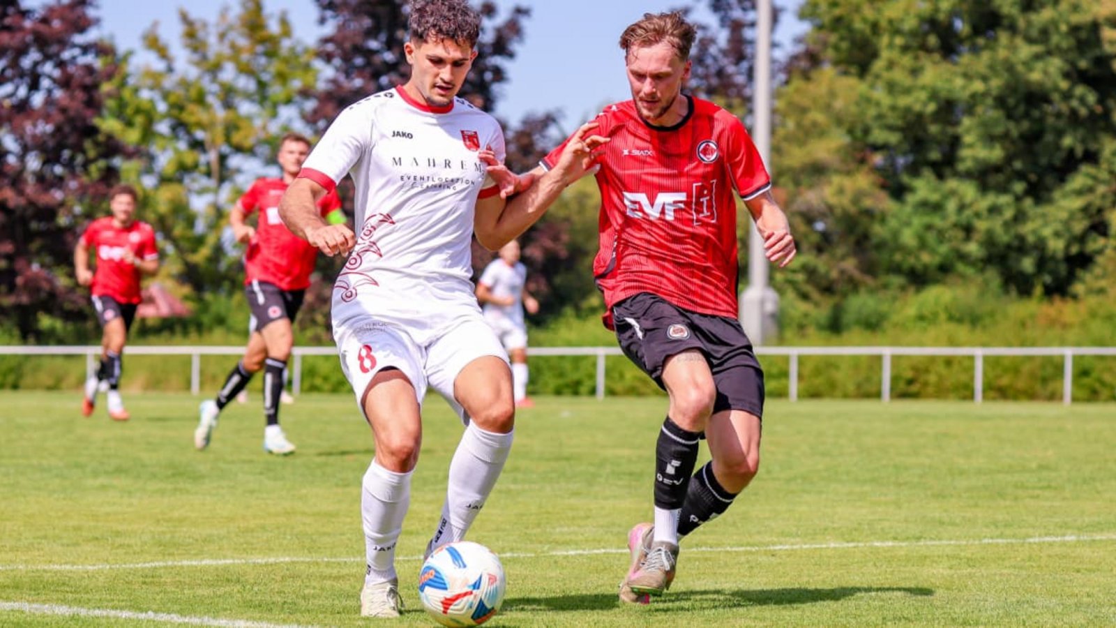 Rafael Terpsiadis (links) verwandelt einen an Torben Hochloch verursachten Foulelfmeter in der 75. Minute zum zwischenzeitlichen 1:1.Günter Schmid