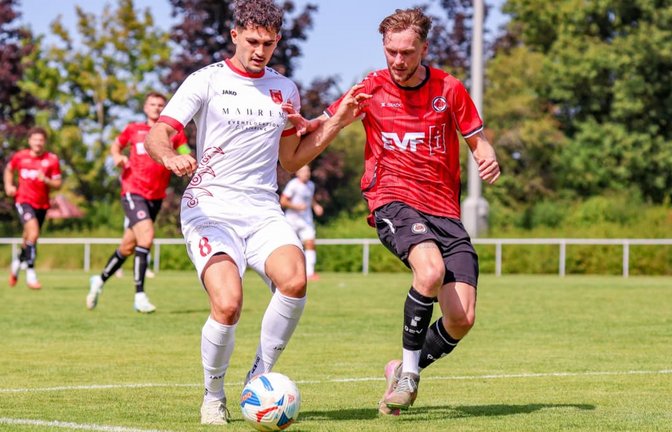 Rafael Terpsiadis (links) verwandelt einen an Torben Hochloch verursachten Foulelfmeter in der 75. Minute zum zwischenzeitlichen 1:1.<span class='image-autor'>Günter Schmid</span>
