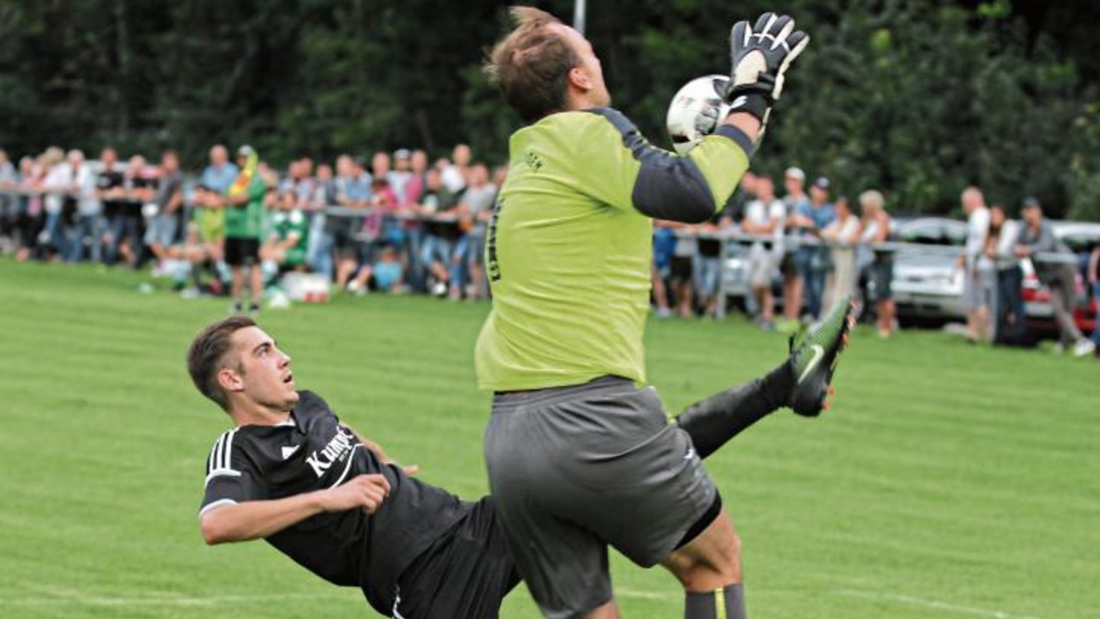 Luis Buchenroth (links) streckt sich. Gegen den Markgröninger Torwart Mark Vetter, der auch noch seine Hände zu Hilfe nehmen kann, hat der Riexinger aber keine Chance. Foto: Nachreiner Luis Buchenroth (links) streckt sich. Gegen den Markgröninger Torwart Mark Vetter, der auch noch seine Hände zu Hilfe nehmen kann, hat der Riexinger aber keine Chance. Foto: Nachreiner