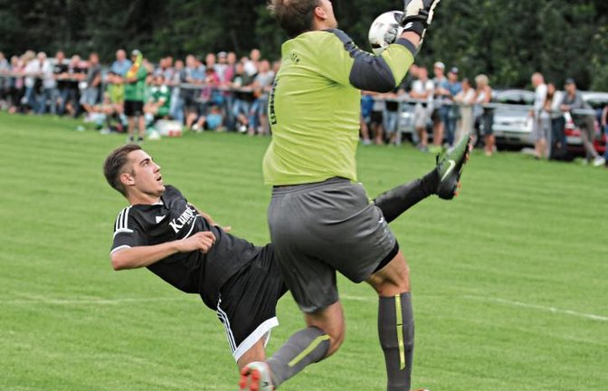 Luis Buchenroth (links) streckt sich. Gegen den Markgröninger Torwart Mark Vetter, der auch noch seine Hände zu Hilfe nehmen kann, hat der Riexinger aber keine Chance. Foto: Nachreiner