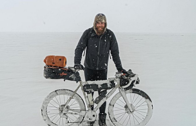 Jonas Deichmann: Bei Schnee mit dem Fahrrad durch Sibirien. Fotos: Bavchenkov