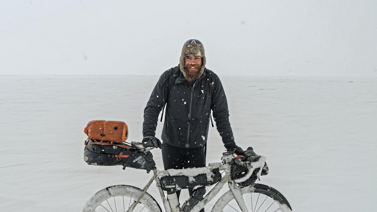Jonas Deichmann: Bei Schnee mit dem Fahrrad durch Sibirien. Fotos: Bavchenkov Jonas Deichmann: Bei Schnee mit dem Fahrrad durch Sibirien. Fotos: Bavchenkov