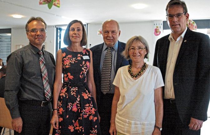 Markus Schellinger, Ursula Günster, Klaus Kluge, Stefanie Seemann und Prof. Dr. Erik Schweickert (von links) feierten das Fest zu Ehren der Heiligen St. Clara im Kreise der Heimbewohner. Foto: Filitz
