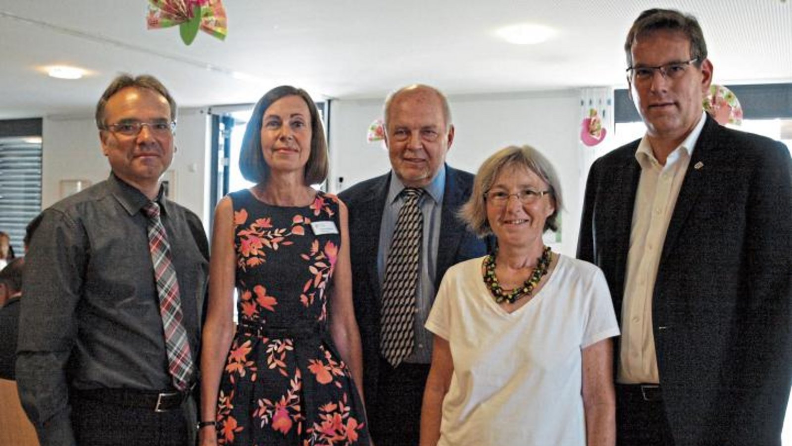 Markus Schellinger, Ursula Günster, Klaus Kluge, Stefanie Seemann und Prof. Dr. Erik Schweickert (von links) feierten das Fest zu Ehren der Heiligen St. Clara im Kreise der Heimbewohner. Foto: Filitz Markus Schellinger, Ursula Günster, Klaus Kluge, Stefanie Seemann und Prof. Dr. Erik Schweickert (von links) feierten das Fest zu Ehren der Heiligen St. Clara im Kreise der Heimbewohner. Foto: Filitz