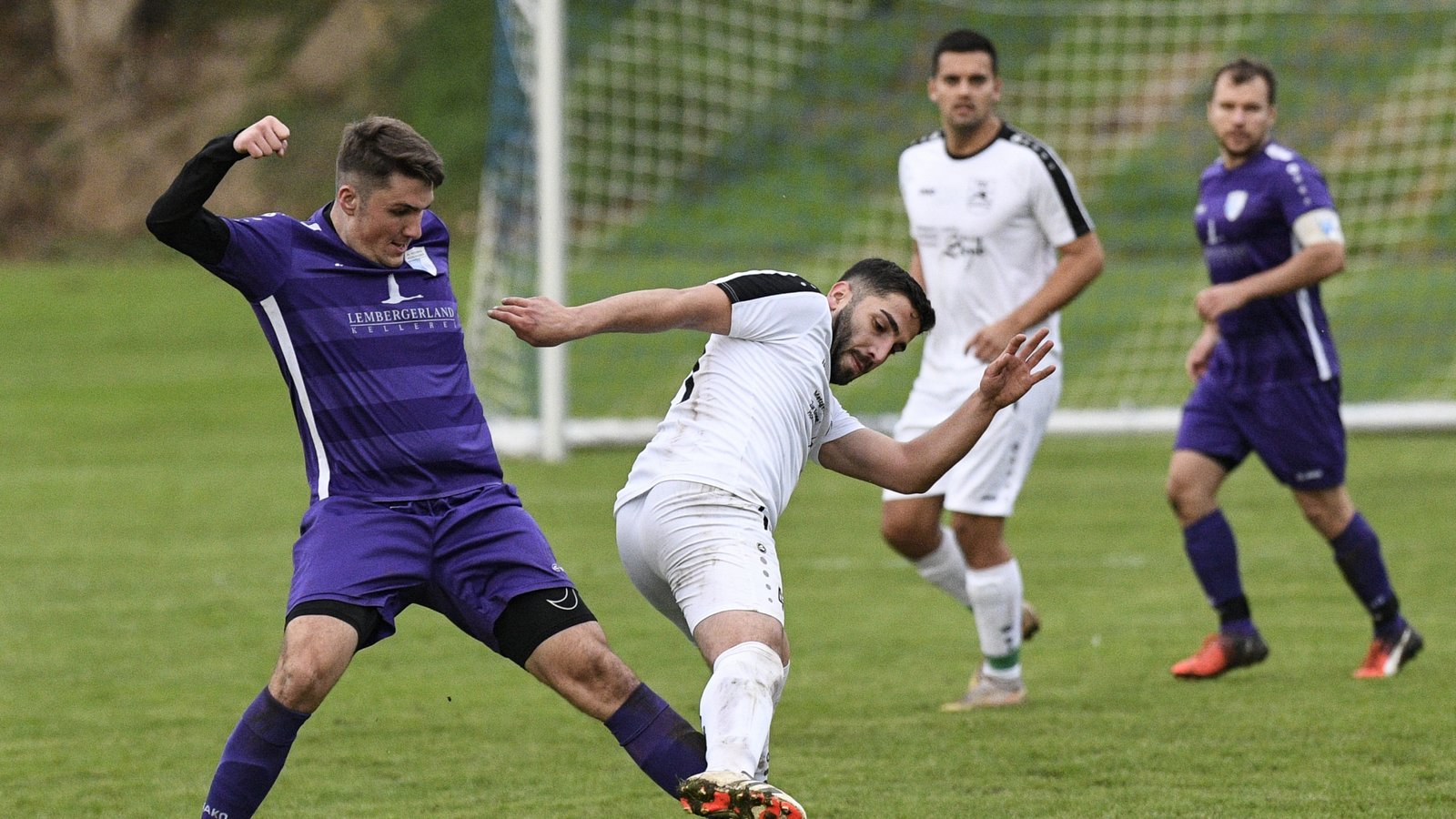 Nico Wäbisch (links) versucht, an Kleinglattbachs Zeki Beldek vorbeizukommen. Am Ende trennen sich beide Teams mit einem 2:2. Foto: Leitner Nico Wäbisch (links) versucht, an Kleinglattbachs Zeki Beldek vorbeizukommen. Am Ende trennen sich beide Teams mit einem 2:2. Foto: Leitner